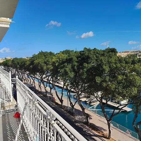 Marina View - Beautiful Seafront 2 Bedroom Close To Valletta