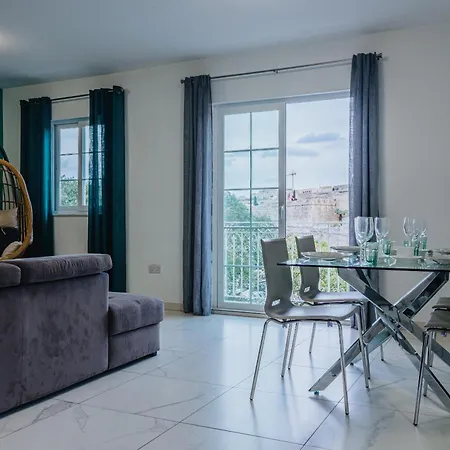 Marina View - Beautiful Seafront 2 Bedroom Close To Valletta