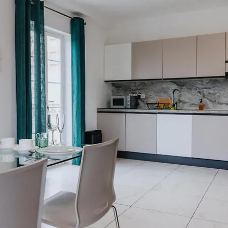 Marina View - Beautiful Seafront 2 Bedroom Close To Valletta