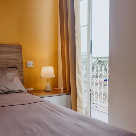 Marina View - Beautiful Seafront 2 Bedroom Close To Valletta Pietà