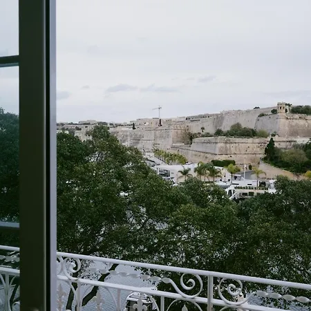 Marina View - Beautiful Seafront 2 Bedroom Close To Valletta